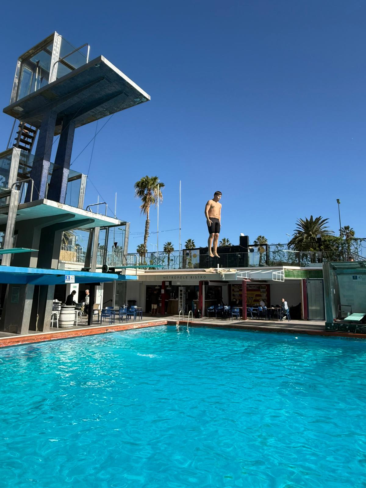 El alumnado de Acondicionamiento Físico afronta una jornada de saltos acuáticos en el CN Metropole