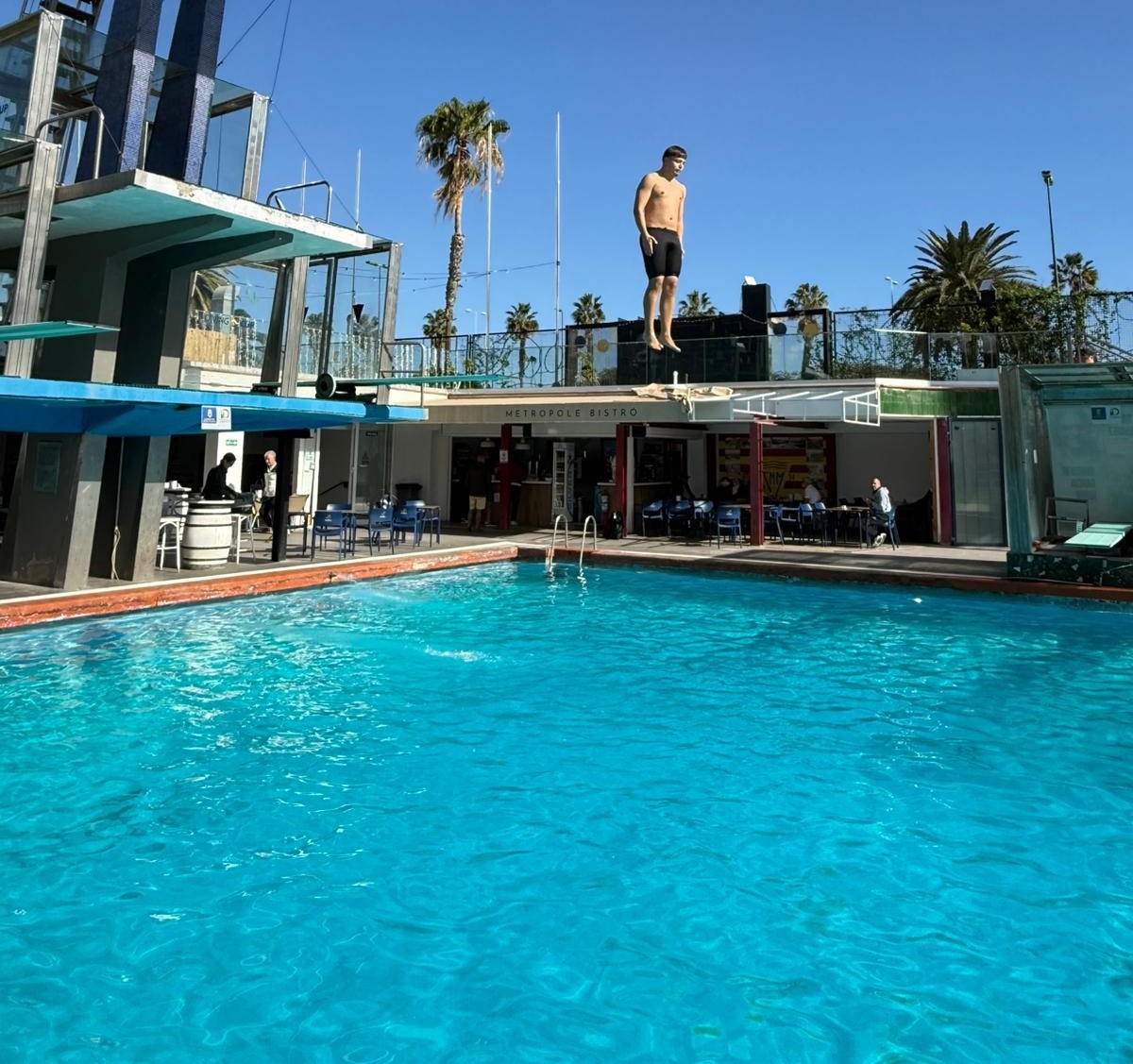 El alumnado de Acondicionamiento Físico afronta una jornada de saltos acuáticos en el CN Metropole